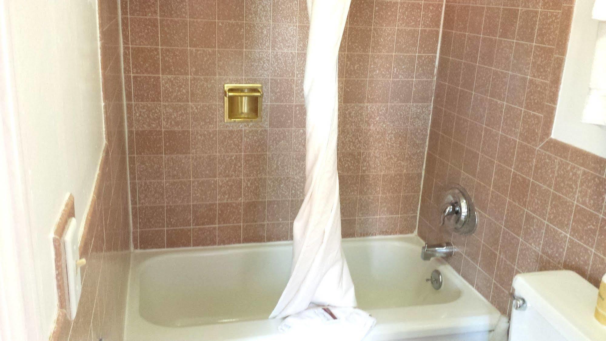 Executive Inn & Suites Лейквью Экстерьер фото
